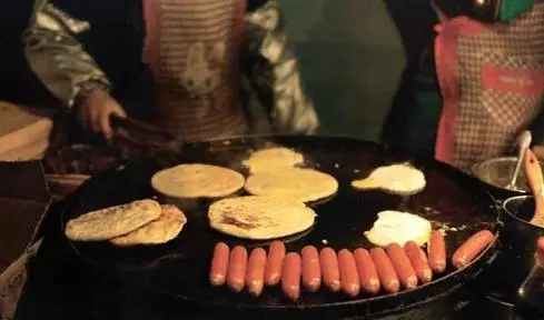 做煎饼赚钱么？北京煎饼摊大妈月入三万