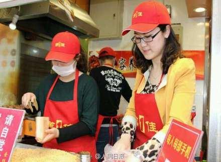 女大学生卖烤猪蹄月收入十万