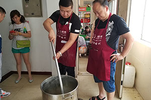 炒底料培训，学习各种川菜技术炒底料