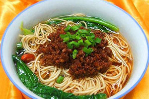 重庆小面实体店培训和重庆小面学校培训哪个更好？