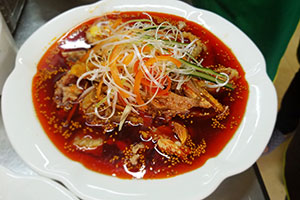 合肥多个餐馆因未获得冷食类食品运营资质售卖凉拌菜被罚款,该事件能起到什么警示作用?