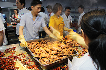 成都“鲜卤现捞”每天只做一锅,3小时卖空,县城人开车来吃!