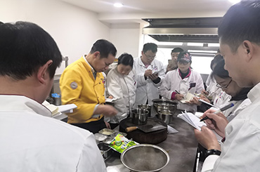 成都又火了一种街边小吃,现捞卤菜,只买下午!