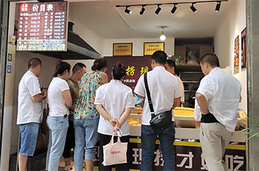 天天生意排队的川卤现捞店,日收入破万
