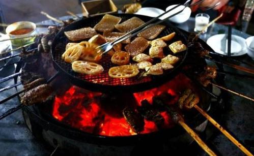 服务的质量决定客流和火盆烧烤店的发展