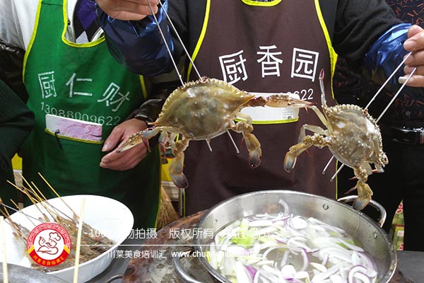 准备海鲜烧烤食材