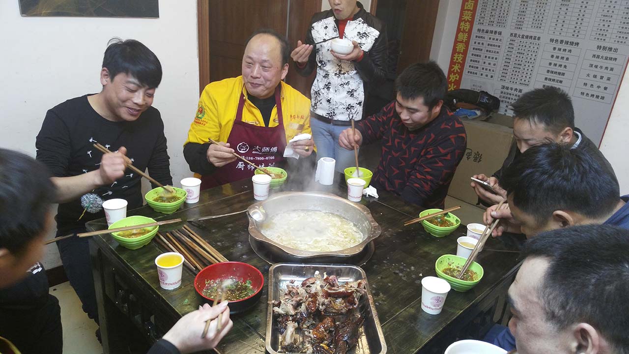 张老师和学员一起吃羊肉汤